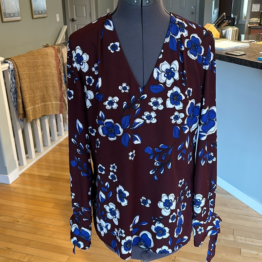 LS Flower Ansel Tie Cuff V-Neck Blouse